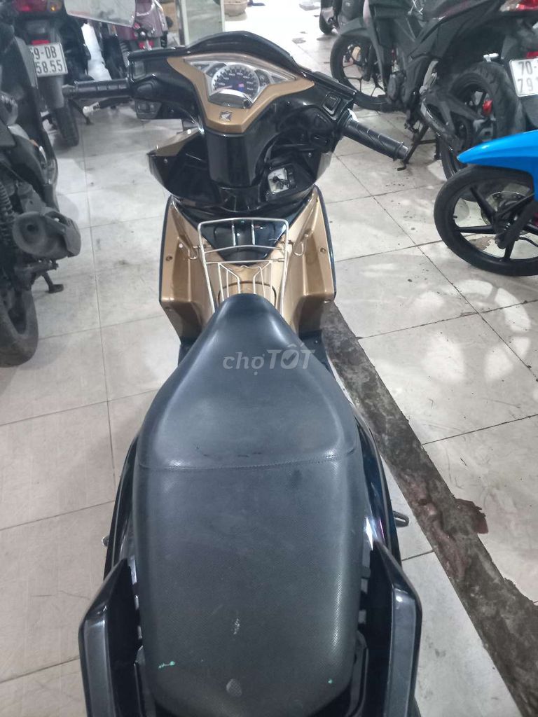 Honda Air Blade Vàng đồng. Mua bán Xe máy tại Quận Bình Tân Tp Hồ Chí Minh được đăng bởi Cường phát  hình 6