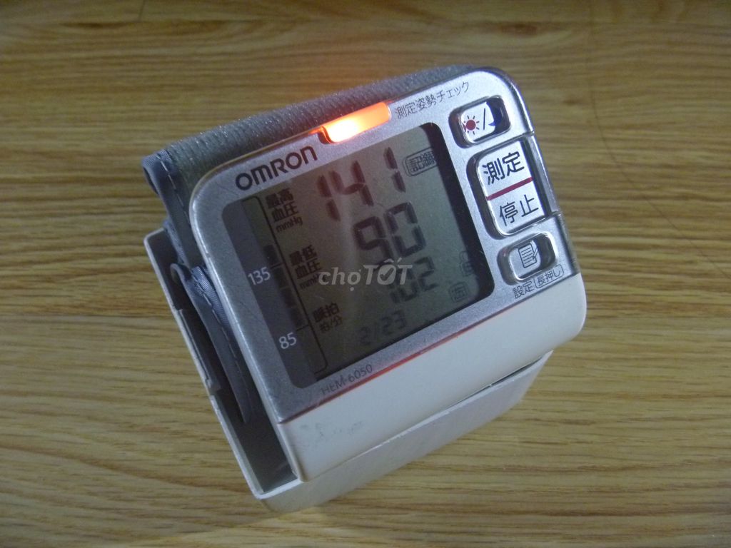 Máy đo huyết áp cổ tay Omron HEM6050- xtay Nhật JP