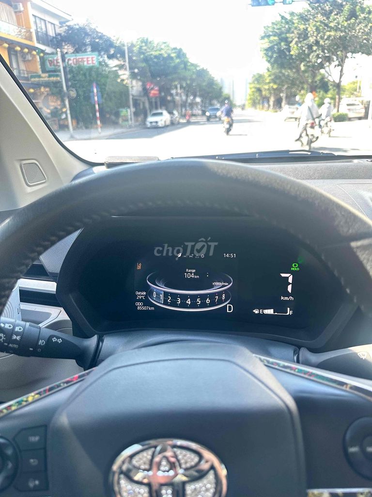 Toyota Veloz Cross 2024 топовая версия красная 7 мест
