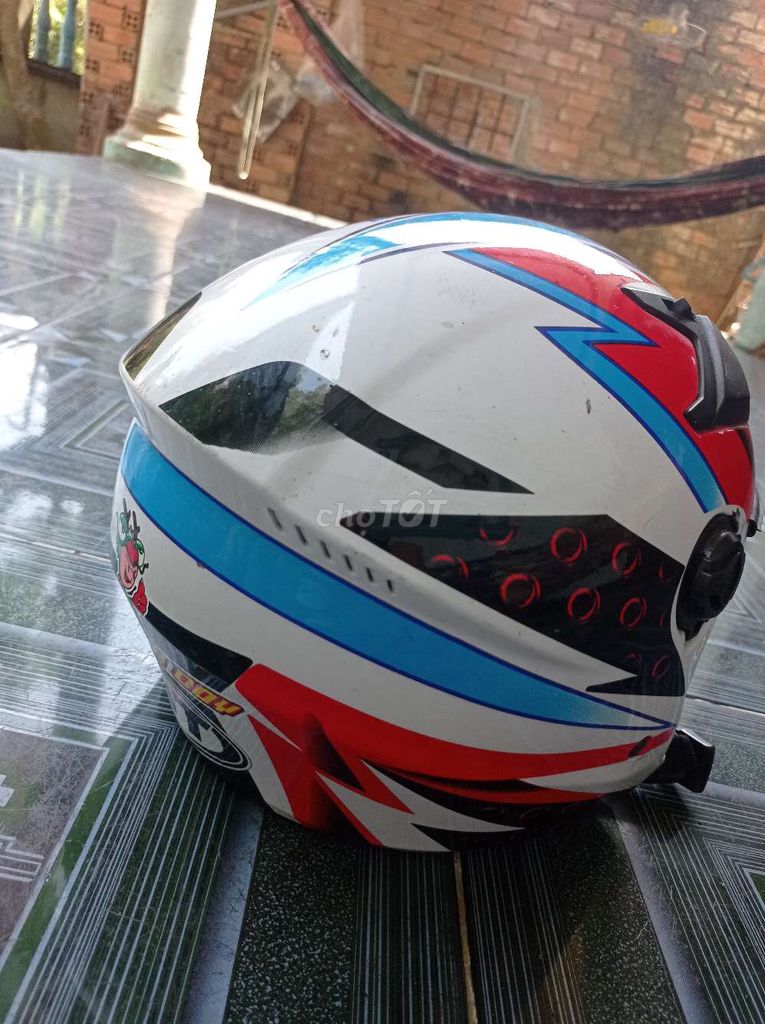 Mũ bảo hiểm Unisex Trắng Đỏ Xanh. Mua bán Phụ kiện thời trang khác tại Huyện Nhơn Trạch Đồng Nai được đăng bởi Minh hình 1