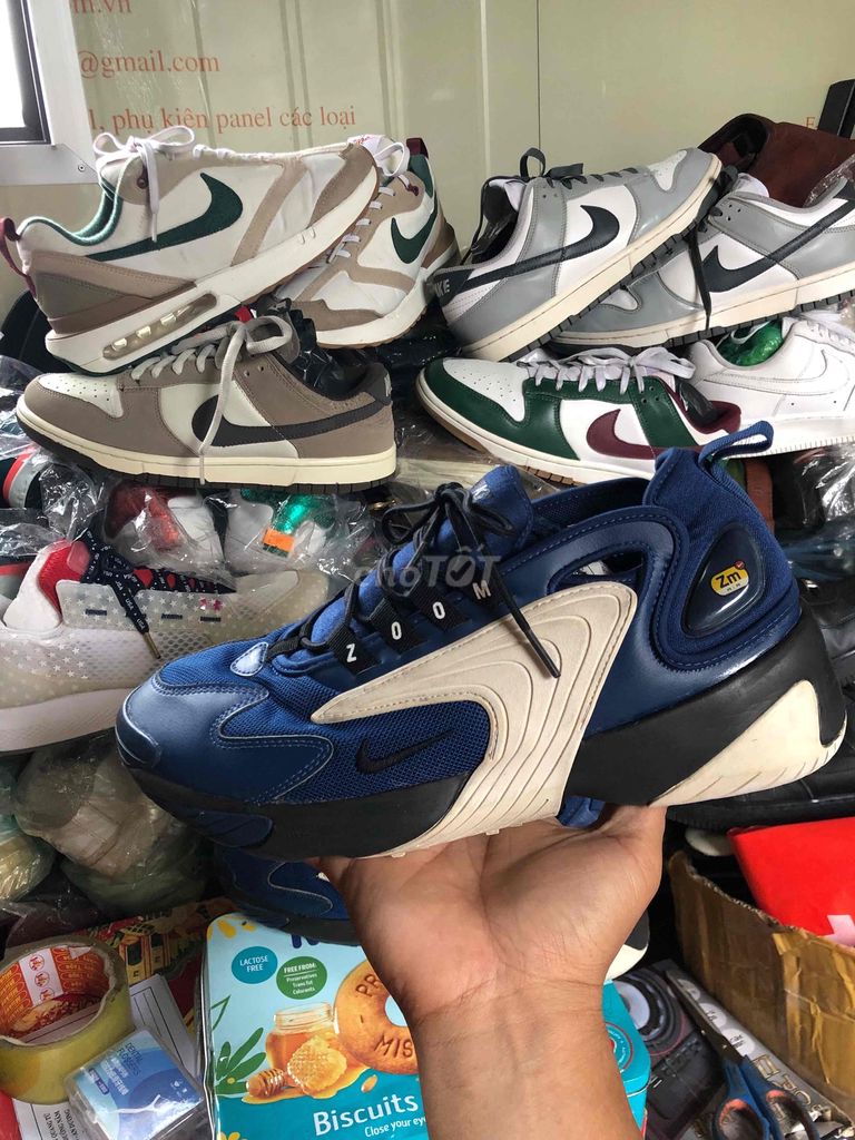 một em thể thao hiệu Nike zoom 2000 size 42-42.5