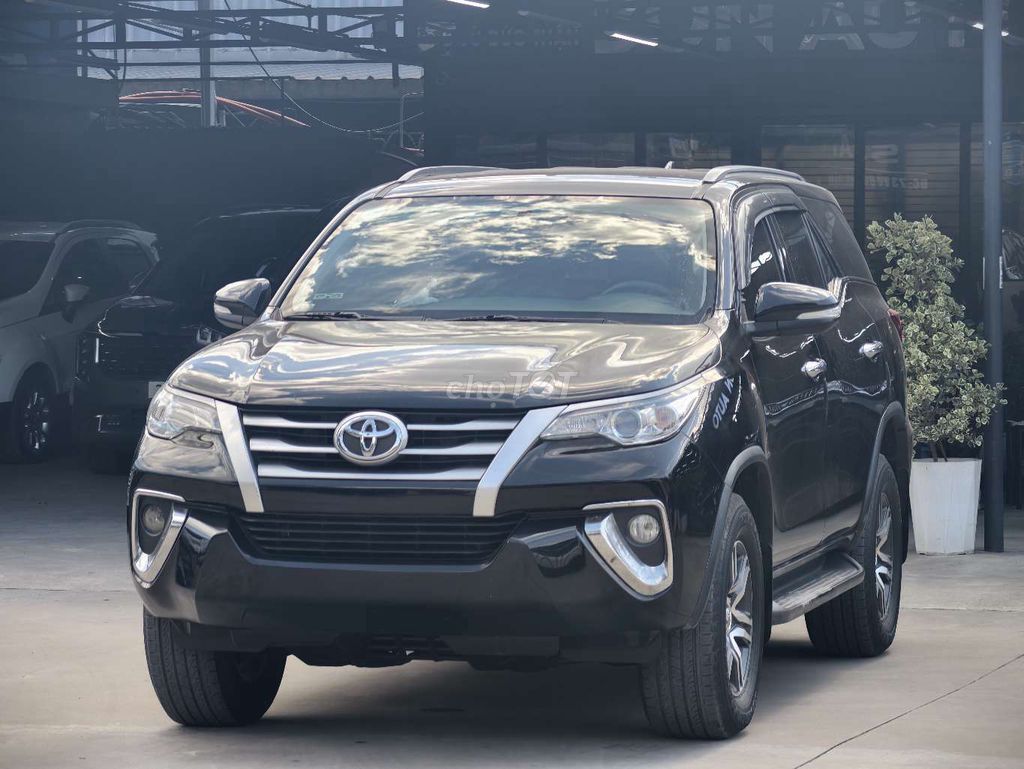 ЧЕРНАЯ МАСЛЯНАЯ МАШИНА С МЕХАНИЧЕСКОЙ КОРОБКОЙ ПЕРЕДАЧ TOYOTA FORTUNER 2017