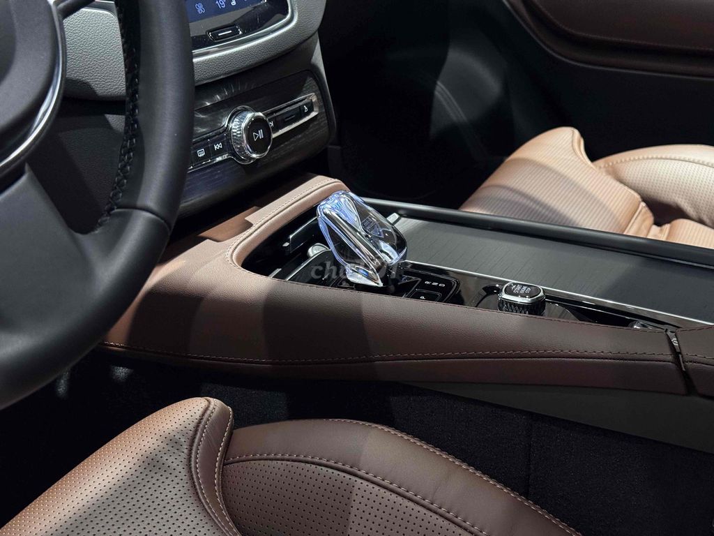 Volvo XC90 Гибридный 7-местный гибрид, серый - пятно