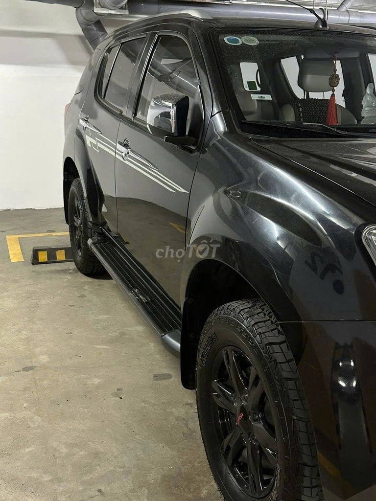 Isuzu mu-X Limited 2017, черный