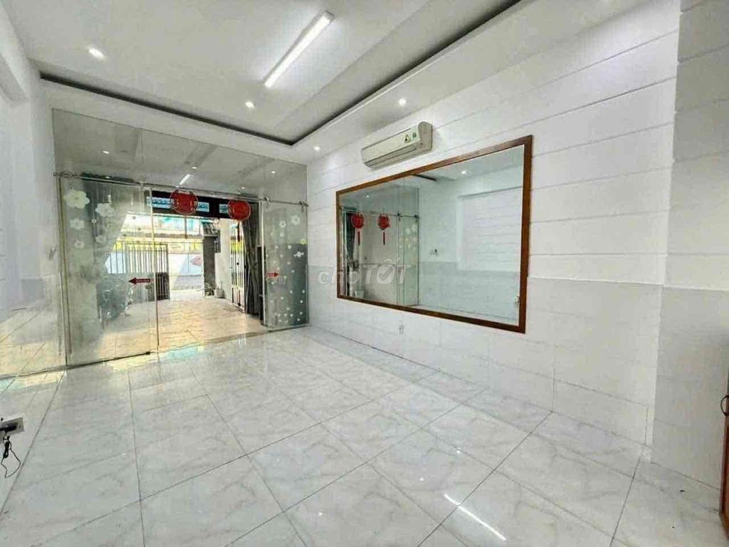 Дом в аренду 4x15 м. Здание, 3 этажа, фасад 10 м до Ле Тхи Риенга. КВ. 12