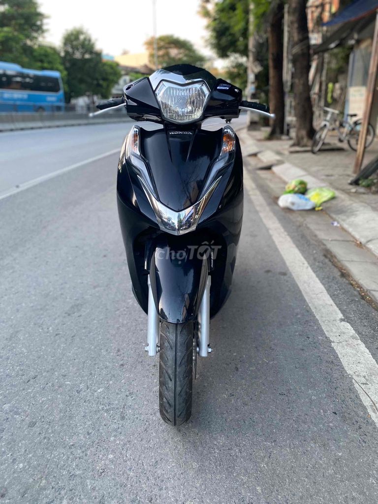 Черный скутер Honda Lead