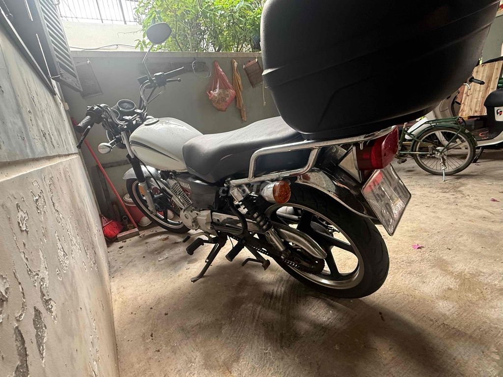 Белый классический мотоцикл Yamaha SR125