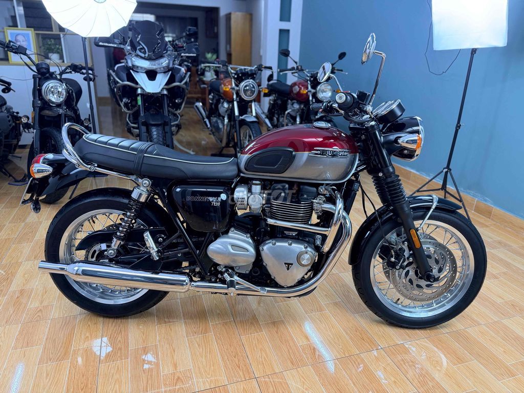 Triumph T120 ABS 2022 красный/серебристый, 4300 км