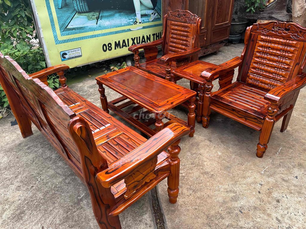 Bộ bàn ghế Gỗ Nâu đỏ. Mua bán Bàn ghế tại Thành phố Buôn Ma Thuột Đắk Lắk được đăng bởi Đồ cũ BMT hình 1