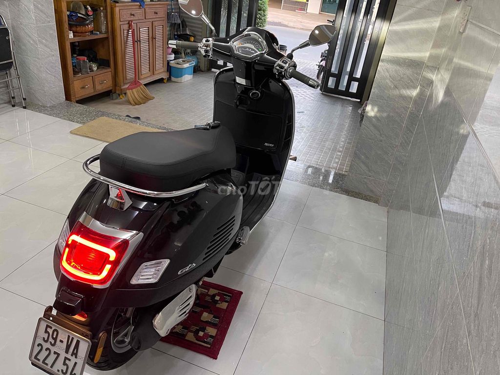 Piaggio Vespa GTS 150 Black 4000 km