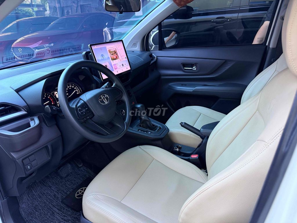 Toyota Avanza 7 chỗ số tự động màu Trắng