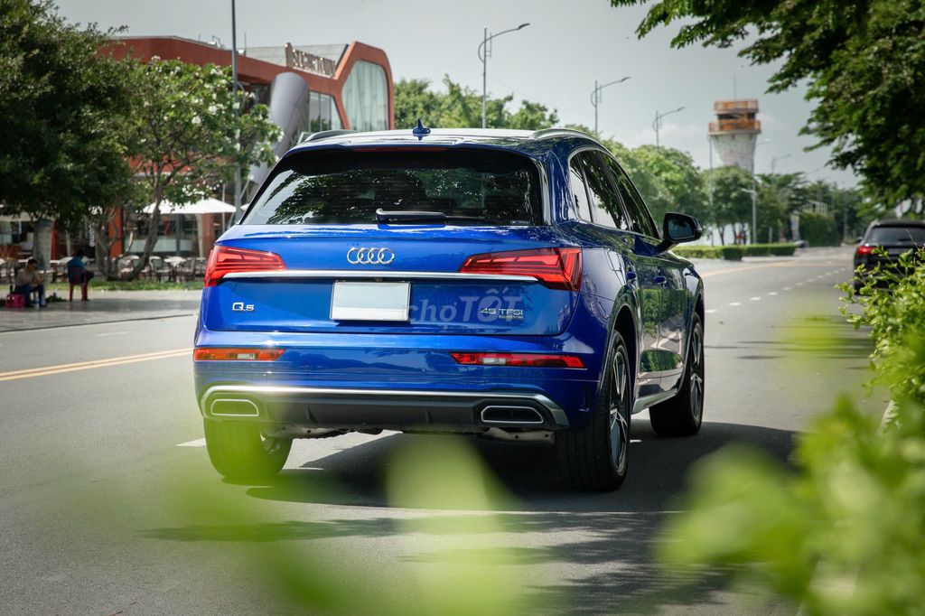 Audi Q5 45TFSI 2021 синий 3200 км