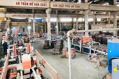 Công nhân vận hành thiết bị và đóng gói