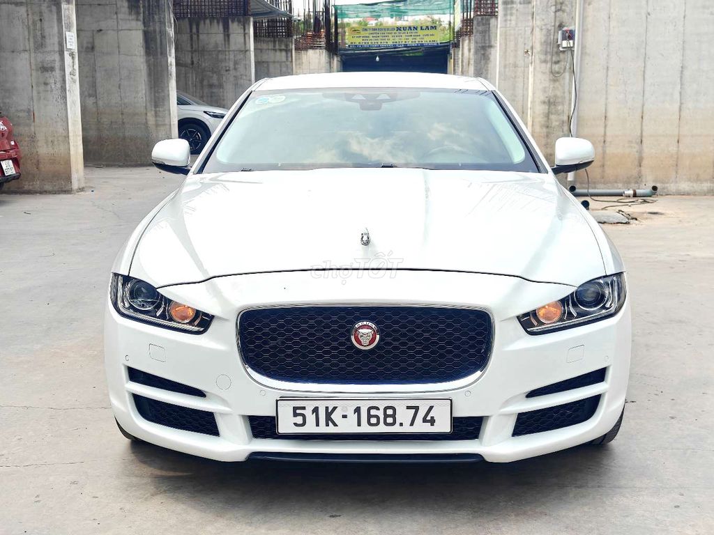 Jaguar XE 2.0T model 2016 trắng kem