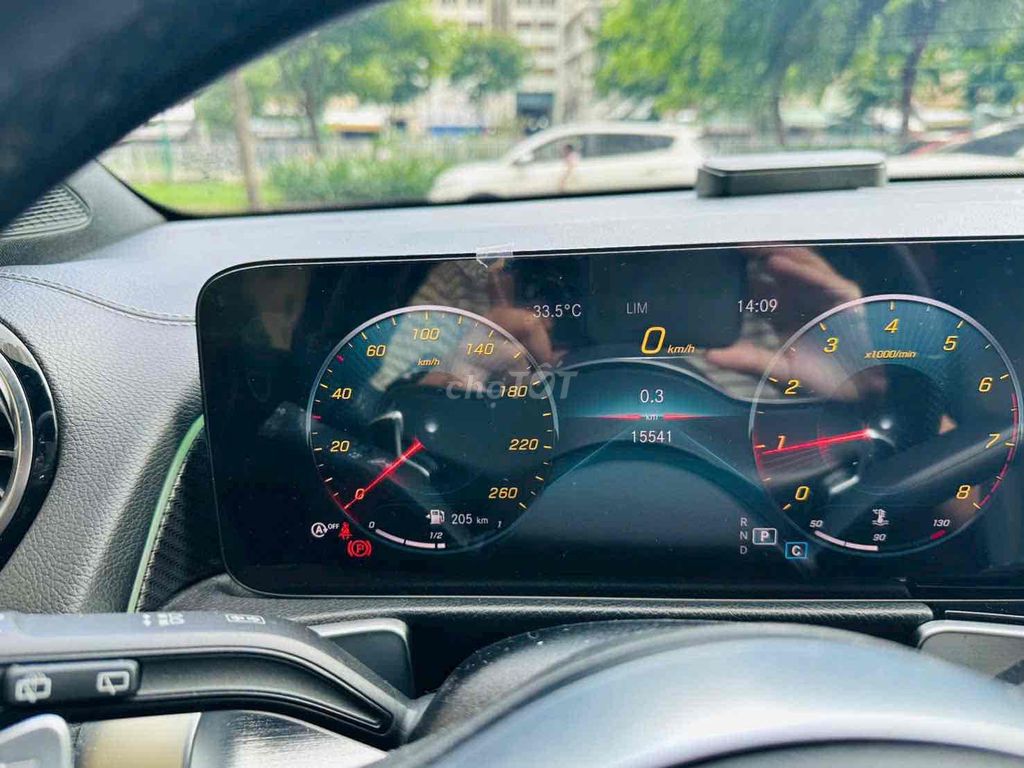 Mercedes GLB 200 2021 черный 15.530 км