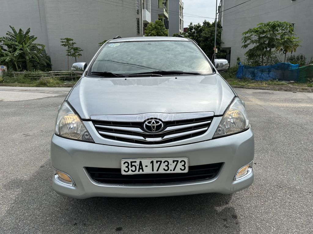 Toyota Innova 2011 V - 2233 km