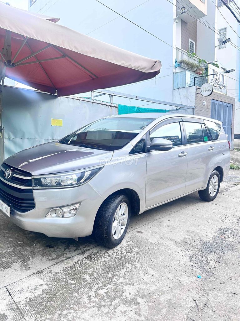 Toyota Innova G 2018 Серебристая бензиновая 7-местная