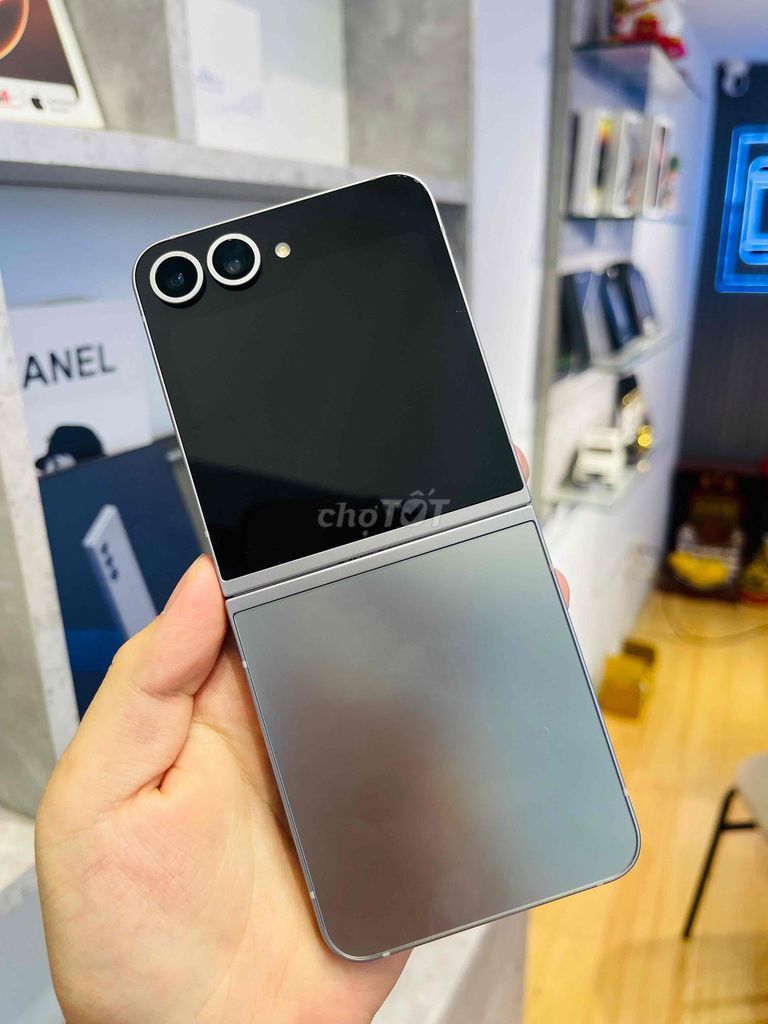 Samsung Galaxy Z Flip 6 256GB Xám 99%. Mua bán Điện thoại tại Quận 3 Tp Hồ Chí Minh được đăng bởi Nguyễn Văn Tài hình 1