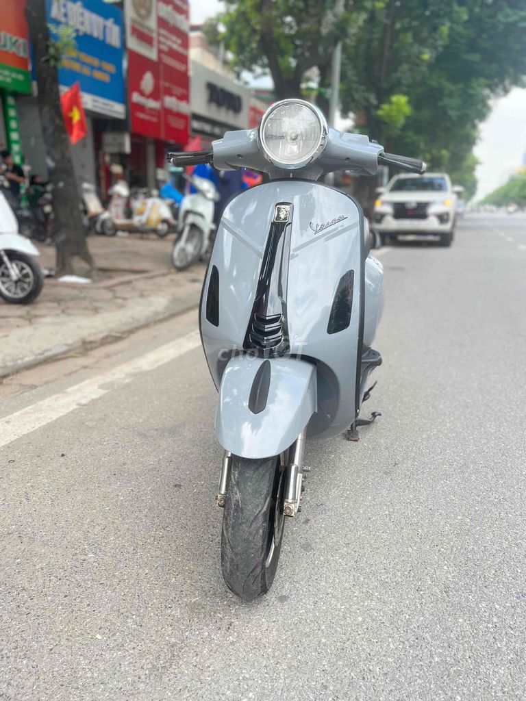 Xe điện Vespa xám xi măng đầy đủ