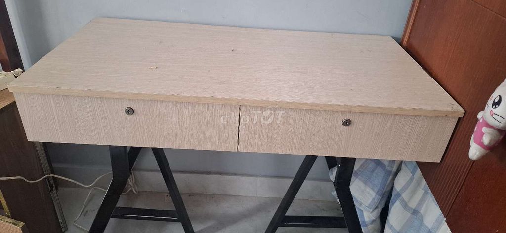 Bàn làm việc Gỗ Vàng nhạt 2 ngăn kéo. Mua bán Bàn ghế tại Quận Phú Nhuận Tp Hồ Chí Minh được đăng bởi Nga Pham hình 1