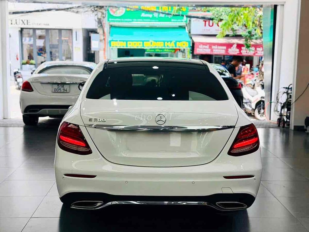 Мерседес E300 AMG W213 модель 2017 года белый 1 владелец