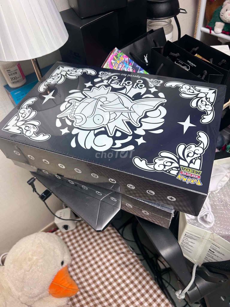 Thẻ bài Pokemon Đen Mới