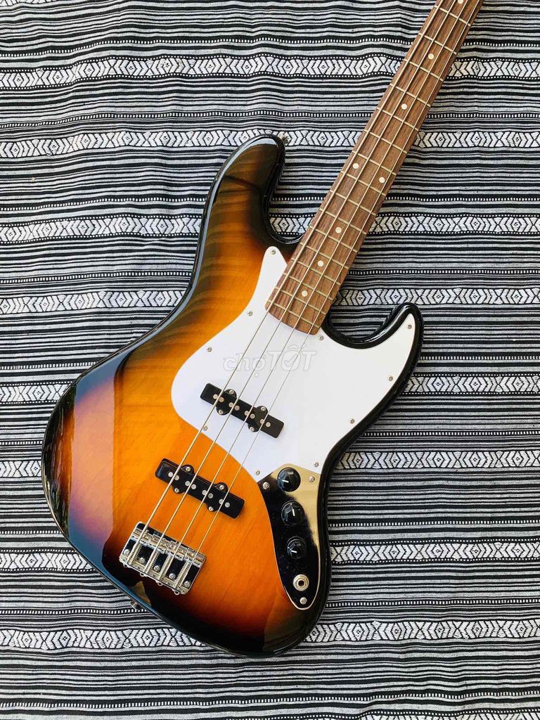 Guitar Bass Jazz Squier ạ