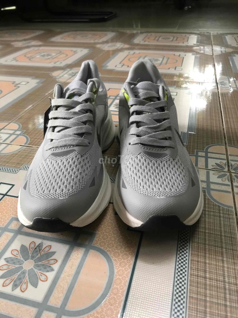 Giày thể thao Nike xám size 42.