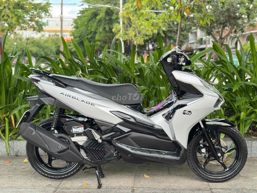 Скутер AirBlade 125 4-клапанный 2024 серебристый Porsche с пробегом 16 000 км, Хошимин