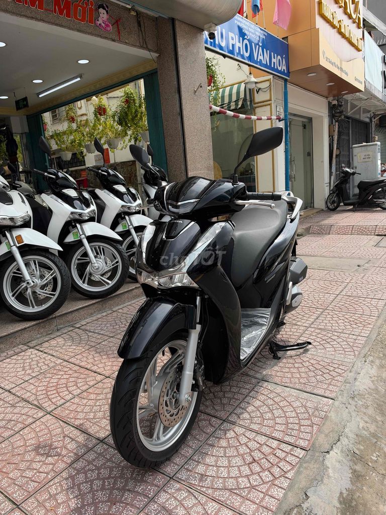 Honda SH 160i 2025 черный глянцевый с номерами Хошимина и переоформлением