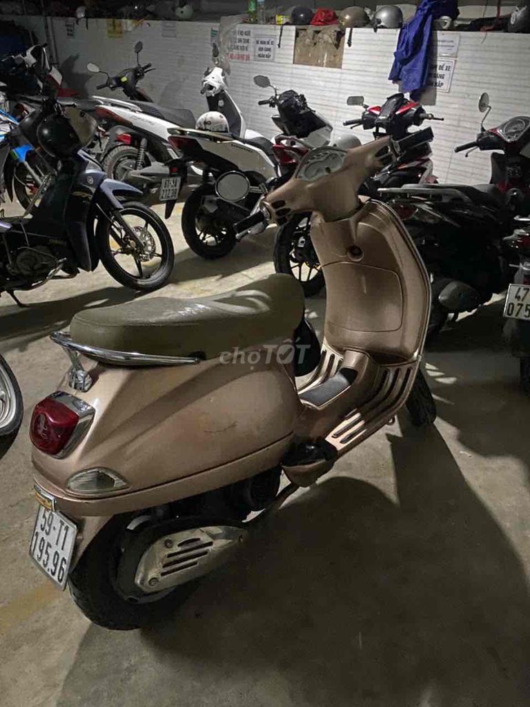 Piaggio Vespa FI 2011 коричневый Вьетнам