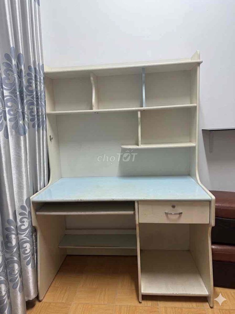 Bàn học gỗ trắng kem hiện đại. Mua bán Bàn ghế tại Thành phố Đà Lạt Lâm Đồng được đăng bởi Long Lưu hình 1