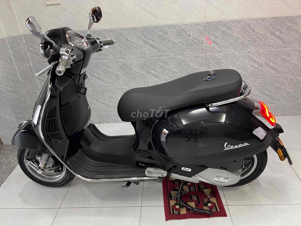 Piaggio Vespa GTS 150 Black 4000 km