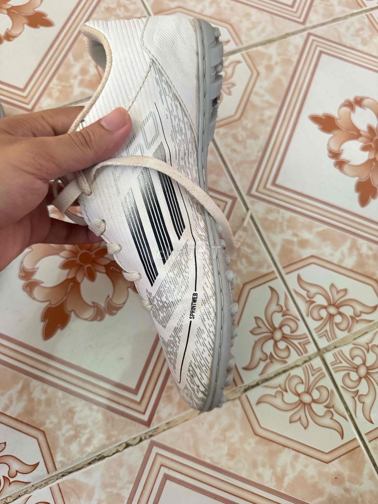 Giày đá banh Nam Xám bạc size 41. Mua bán Đồ thể thao, Dã ngoại tại Quận Ninh Kiều Cần Thơ được đăng bởi Công Toàn hình 1