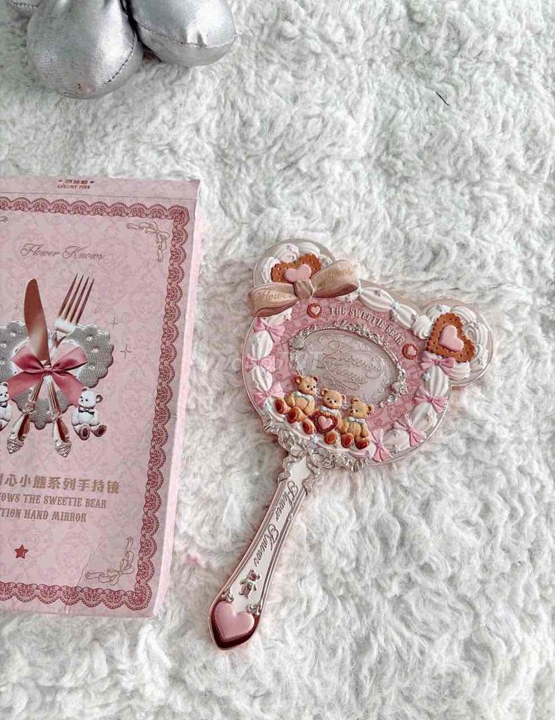Gương cầm tay Flower Knows Hồng. Mua bán Phụ kiện thời trang khác tại Huyện Cát Hải Hải Phòng được đăng bởi bông hình 1