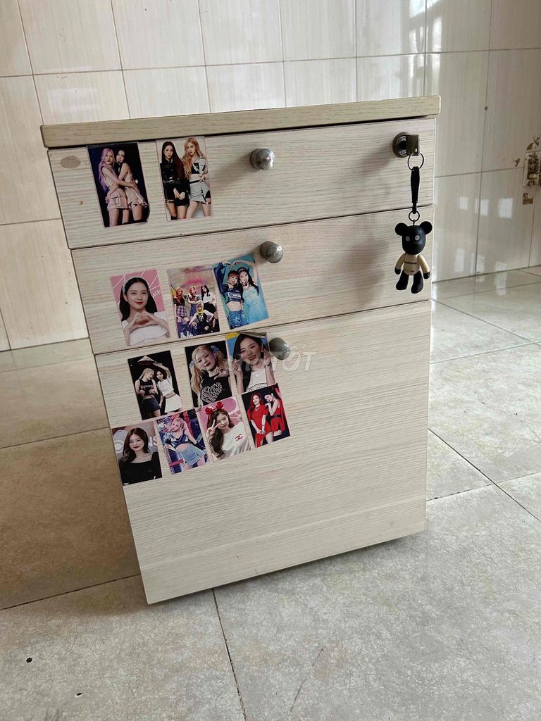 Tủ đầu giường Gỗ Vàng nhạt 3 ngăn kèm khoá. Mua bán Tủ, kệ gia đình tại Quận Bình Tân Tp Hồ Chí Minh được đăng bởi Phuong Giang hình 1