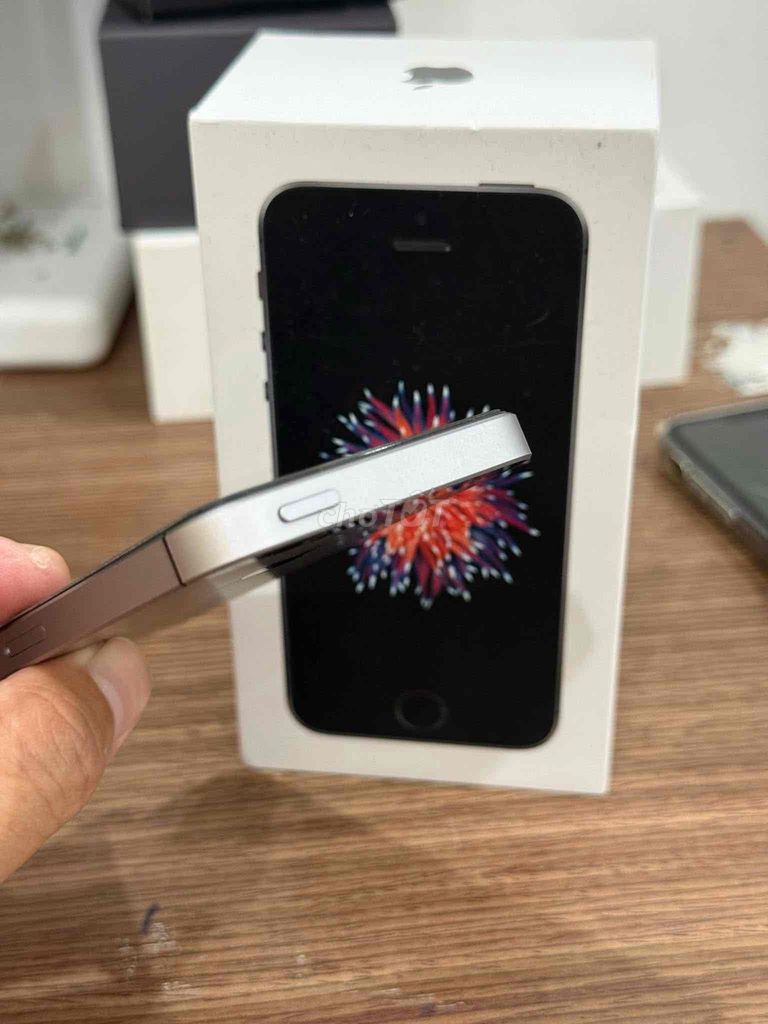 Apple iPhone SE 16GB Bạc Như mới. Mua bán Điện thoại tại Quận Ninh Kiều Cần Thơ được đăng bởi HK Mobile  hình 1