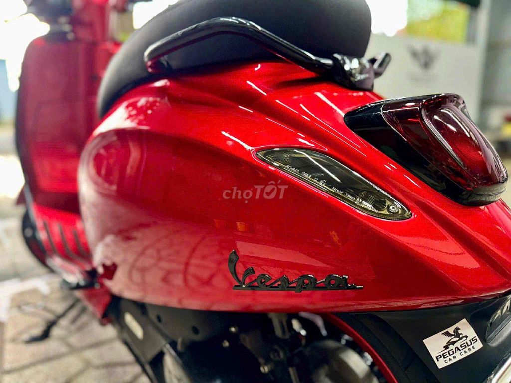 Piaggio Vespa Đỏ