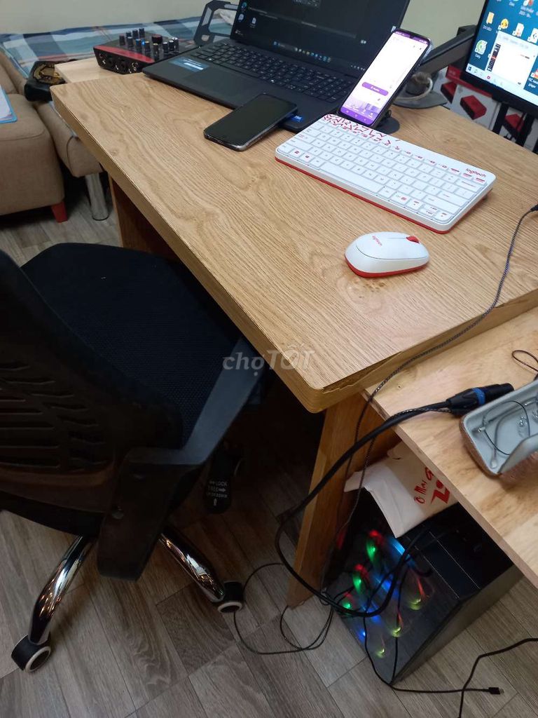 Bộ bàn ghế Gỗ Vàng nhạt 1m2x60cm ghế xoay. Mua bán Bàn ghế tại Quận Lê Chân Hải Phòng được đăng bởi Hải Anh Audio hình 1