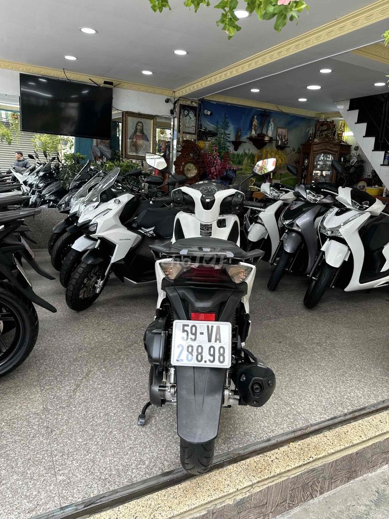 SH 150i 2017 Trắng Đen BSTP 28898 Chính Chủ. Mua bán Xe máy tại Quận Phú Nhuận Tp Hồ Chí Minh được đăng bởi Ngô Hà hình 3