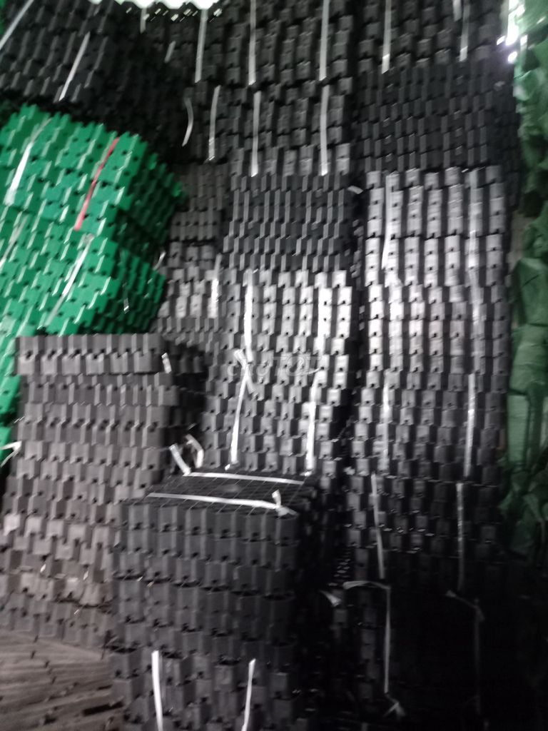 Vỉ nhựa trồng cỏ Đen, Xanh lá. Mua bán Cây cảnh, đồ trang trí tại Huyện Thường Tín Hà Nội được đăng bởi Mai Bích hình 1