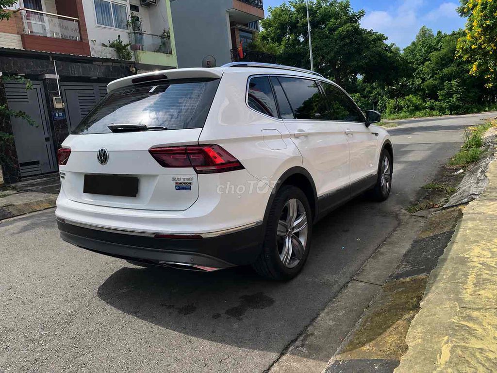 Volkswagen Tiguan 2018 белый 100 000 км