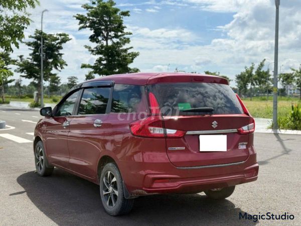 Красный Suzuki Ertiga на 7 мест