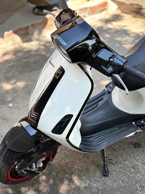 Cần bán Vespa Sprint 150cc trắng sporty mới 98%