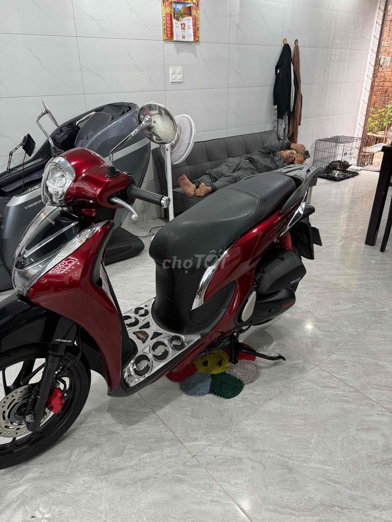 Honda SH Mode 2022 ABS красно-черный