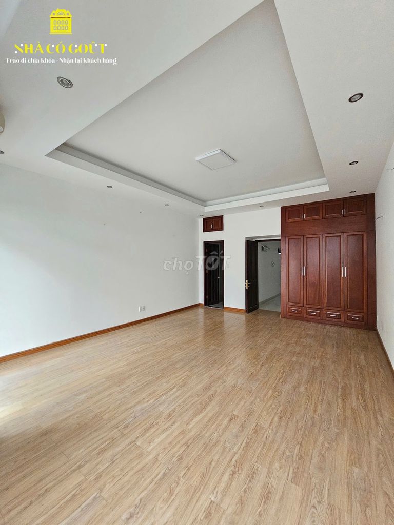 СДАЕТСЯ ДОМ ПО УЛИЦЕ № 17 КВ. 2 5X20 М, ЦОКОЛЬНЫЙ ЭТАЖ, 2 ЭТАЖА, В 16.00, 6WC, ЦЕНА 45Т.Р