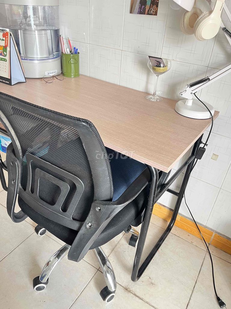 Bàn học Gỗ Kim loại Nâu Đen Hiện đại. Mua bán Bàn ghế tại Quận Bình Thạnh Tp Hồ Chí Minh được đăng bởi Thanh Thảo hình 1