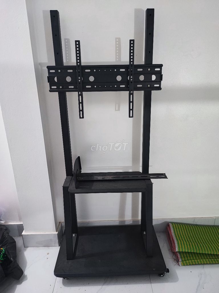 Kệ tivi di động kim loại Đen. Mua bán Tủ, kệ gia đình tại Huyện Hiệp Hòa Bắc Giang được đăng bởi M và E hình 1