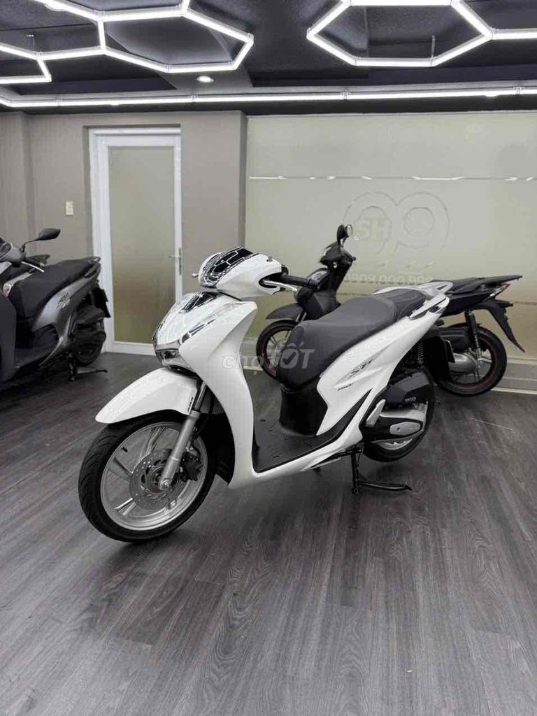 Honda SH 150 ABS 2021 бело-серо-черный, номера Хошимина, от собственника