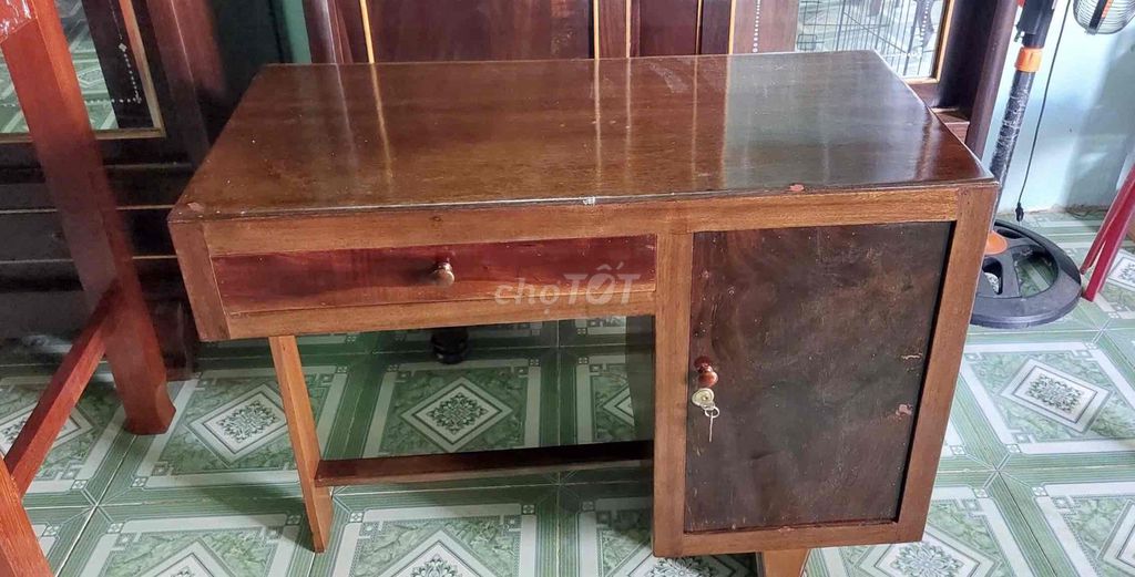 Bàn làm việc gỗ nâu 1m kèm ghế. Mua bán Bàn ghế tại Thành phố Tây Ninh Tây Ninh được đăng bởi  Ngân Gỗ TN  hình 1